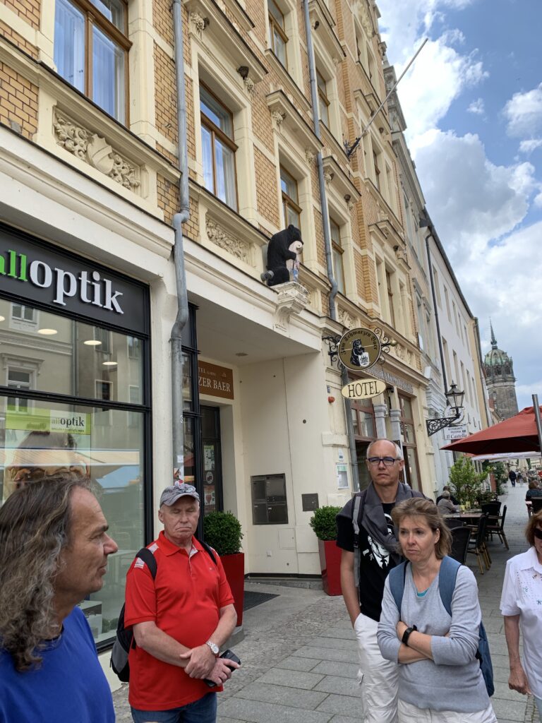 Luther had fabulous persuasion skills but a terrible money spender. The pub beneath the black bear displayed till 1970’s Luther’s  note of debt for 250 guilders, a good annual  income at that point of time… (the guide in a blue T-shirt)