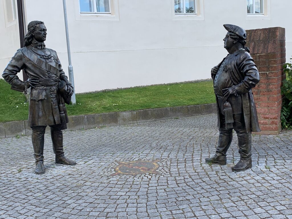 Havelberg where, as reminded by these statues the German Emperor Friedrich Wilhelm I. and the Russian Czar Peter the Great agreed a military support treaty. Yes, the real  Czars could had been trusted…