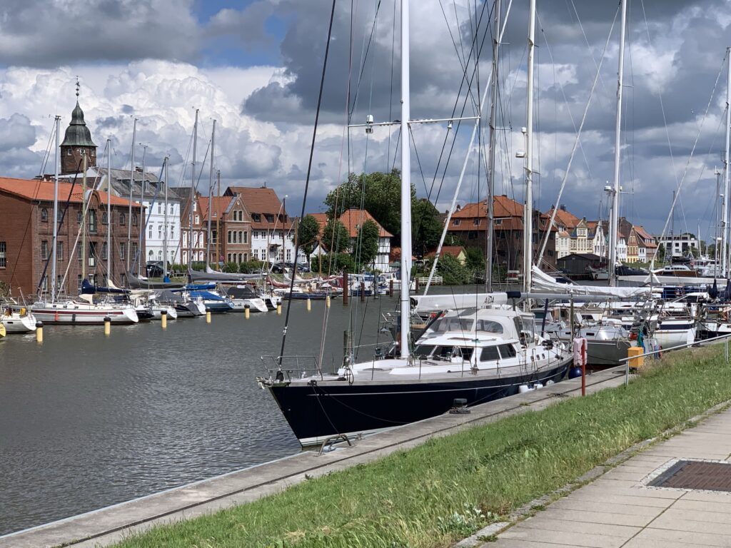 Glückstadt, the happiness town. The lady at the tourist office wanted to answer my question 'why happiness' by reading an original king's quote in 'Plattdeutsch', a German dialect sounding like Dutch. I objected, I would not understand it. She read it anyway. I did not understand.