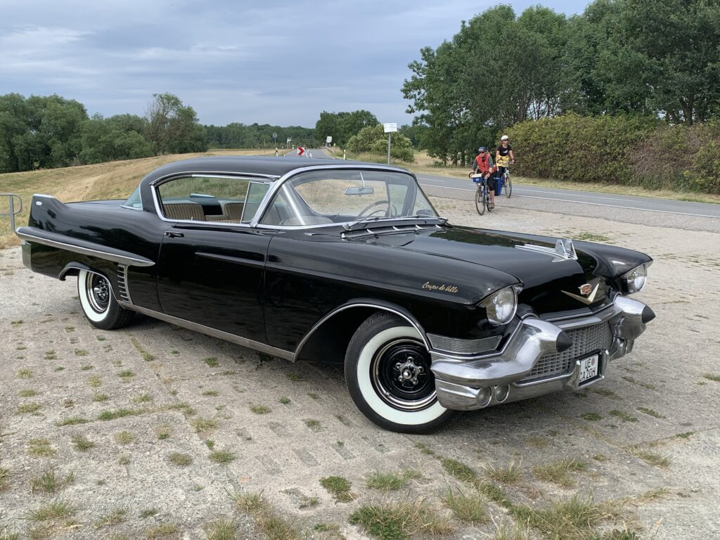 Each border has two sides. So no coincidence I met here this 1957 Cadillac, 8 Liter, 8 Cylinder, innumerable horse powers. The friendly owner even started the engine for me,  so that I could hear the heavenly sound :) Anyway, most probably the nicest capitalist face from the Cold War era.
